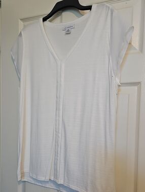 Liz Claiborne White V-Neck Cap Sleeve Top